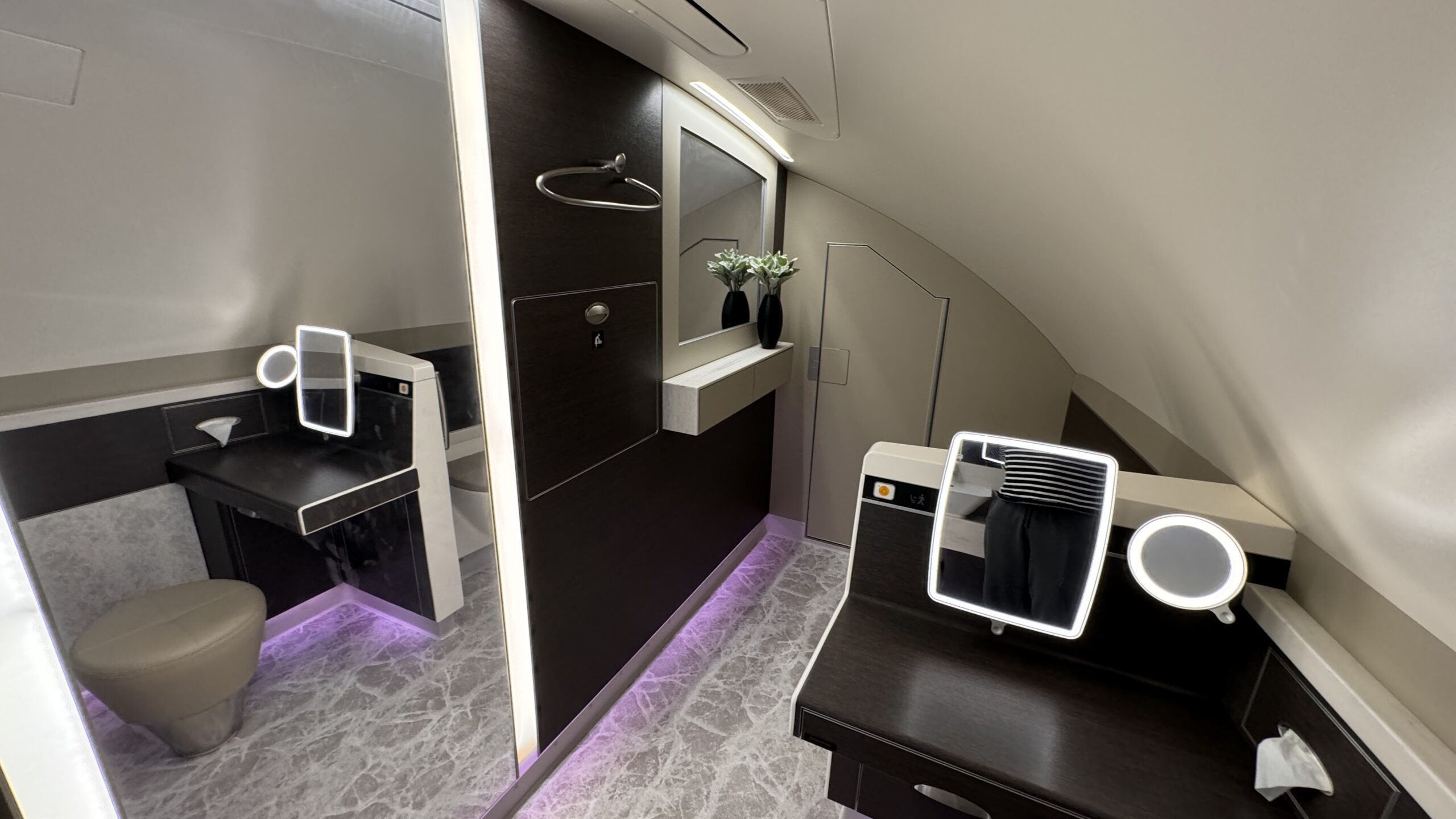 Singapore Airlines A380 - First Class Lav